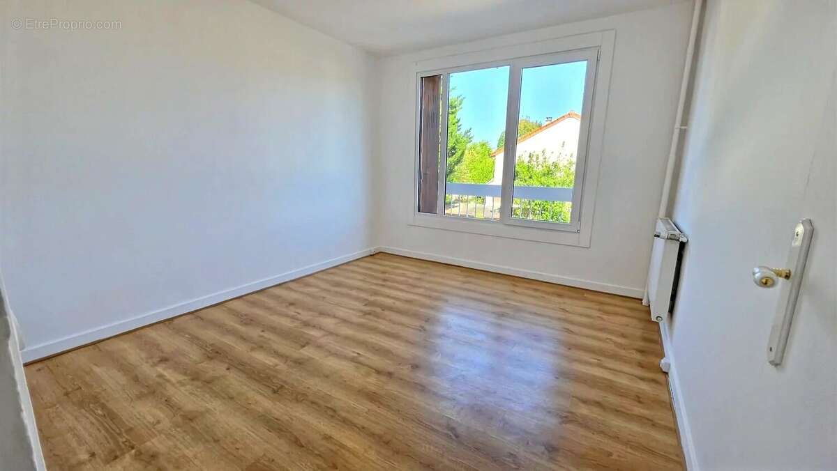 Élégant appartement familial de 80 m² entièrement rénové avec cave, stationnement et garage - photo 5
