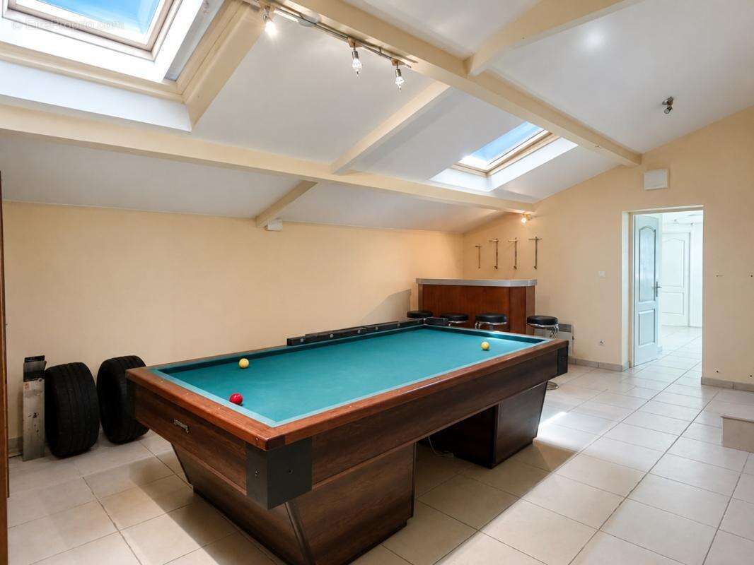 Villa avec piscine dépendances habitables et parc arboré - photo 13