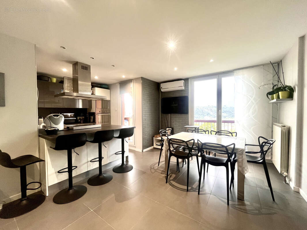 Appartement à CARROS