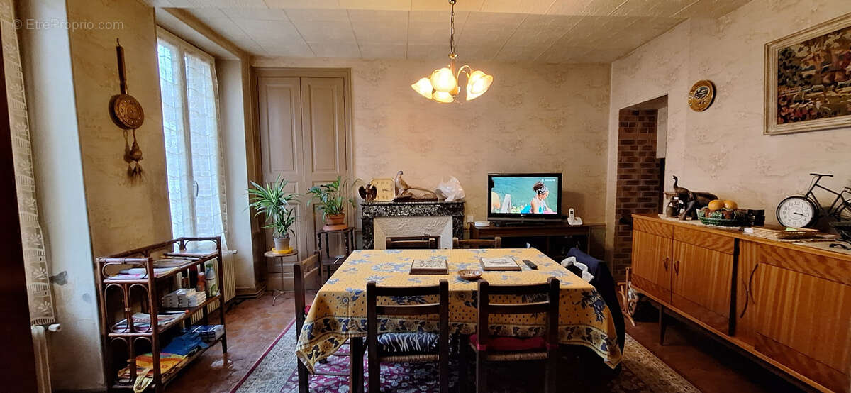 Maison à LAROCHE-SAINT-CYDROINE