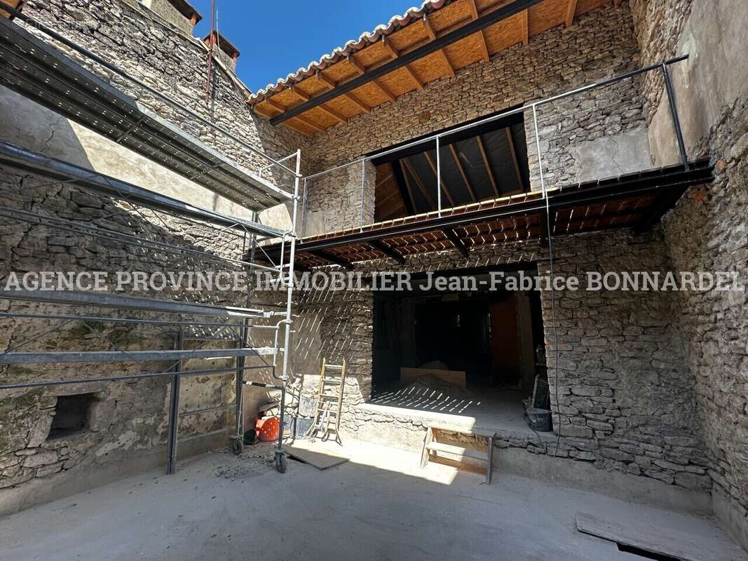 Maison 170 m² à Rousset-Les-Vignes  - photo 2