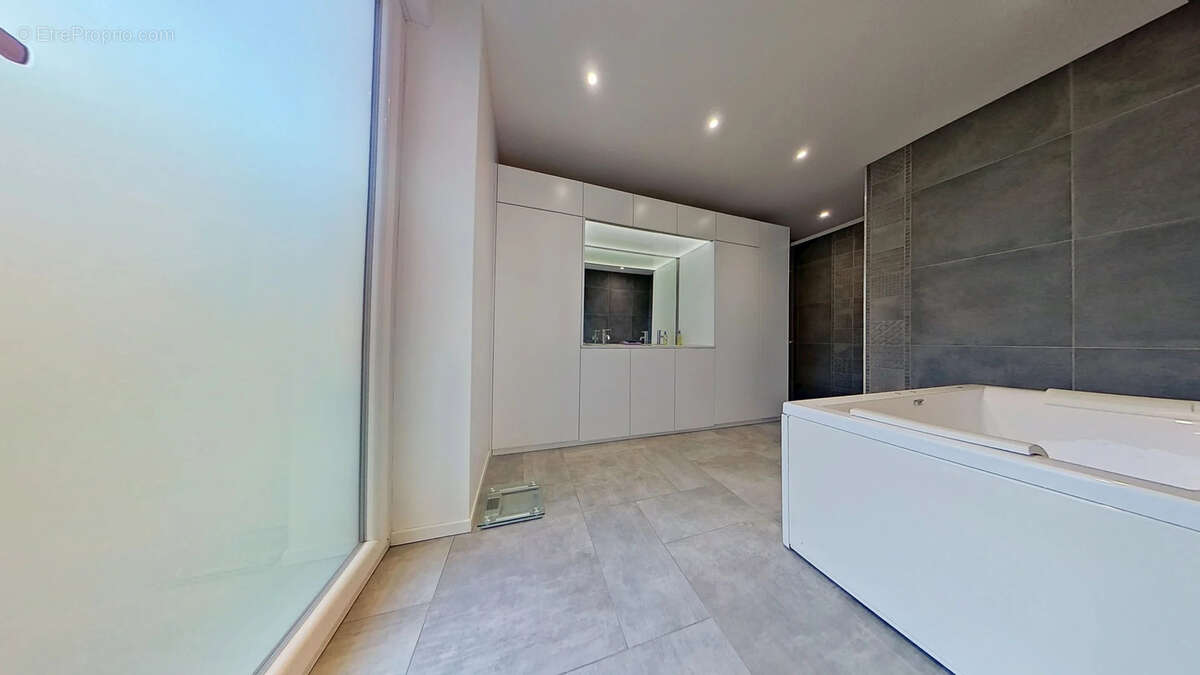 Longwy - Mont-Saint-Martin, Villa d'exception de plus de 400 m2 habitables sur 37 ares de terrain - piscine ch - photo 18