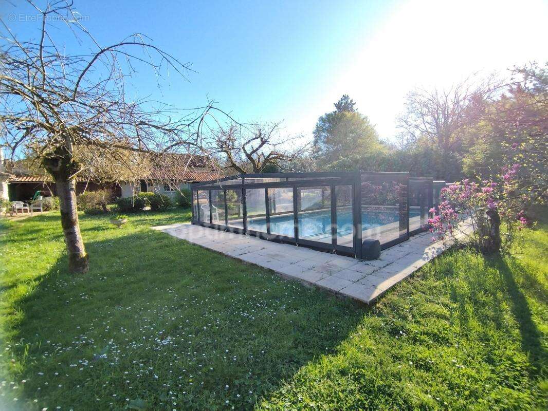 Charente, proche La Rochefoucauld, maison 200 m², piscine couverte avec terrain 5529 m² - photo 4
