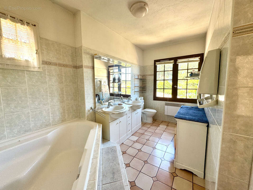 Propriété à rénover 8 pièces vue mer panoramique, 3 appartements et fort potentiel.  (20) - photo 8