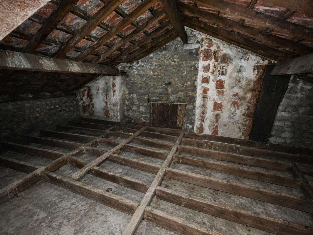 Studio avec combles à aménager! - photo 8