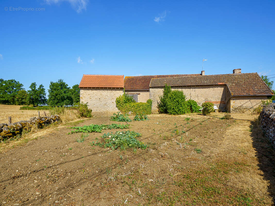 Maison 4pcs 2 chambres avec dépendances - VENDENESSE-LES-CHAROLLES - photo 9
