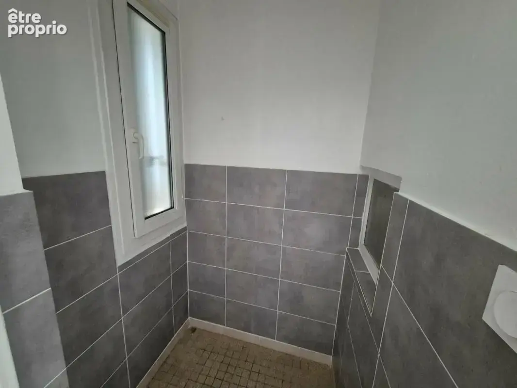 T4 entièrement rénové dans une petite copropriété. Balcon profitable carrelé - photo 11