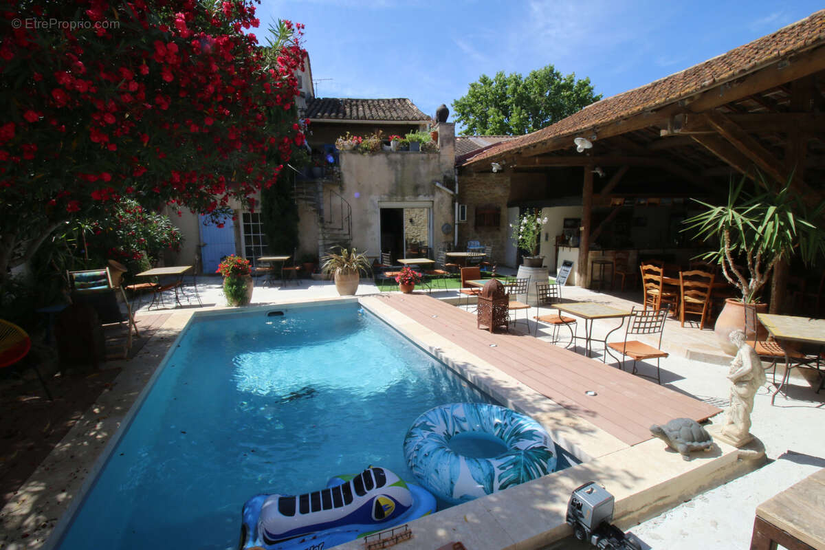 Maison de maître avec jardin, pisicine, parkings. - photo 9