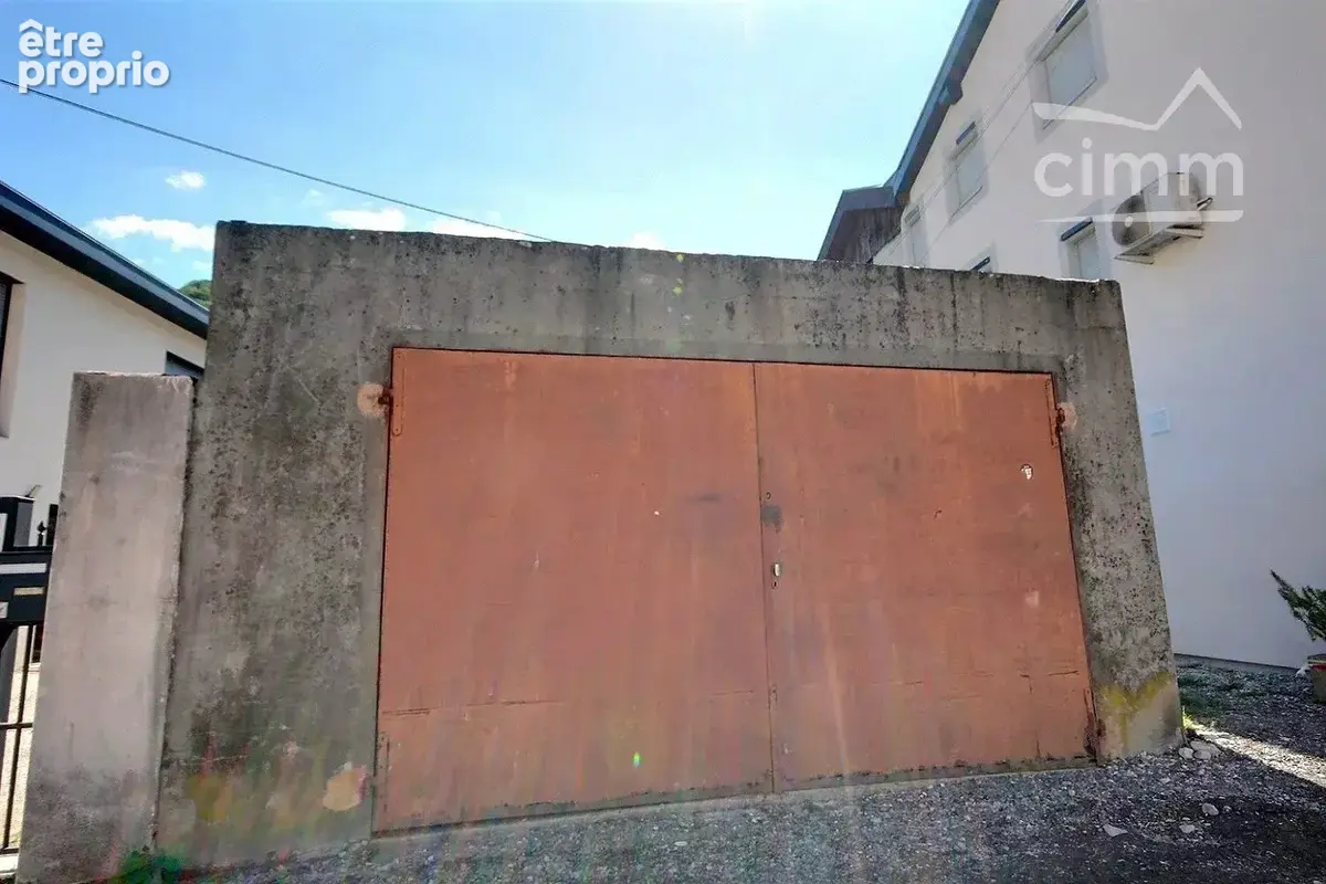 À vendre : Maison de village, cour et double garage - photo 9