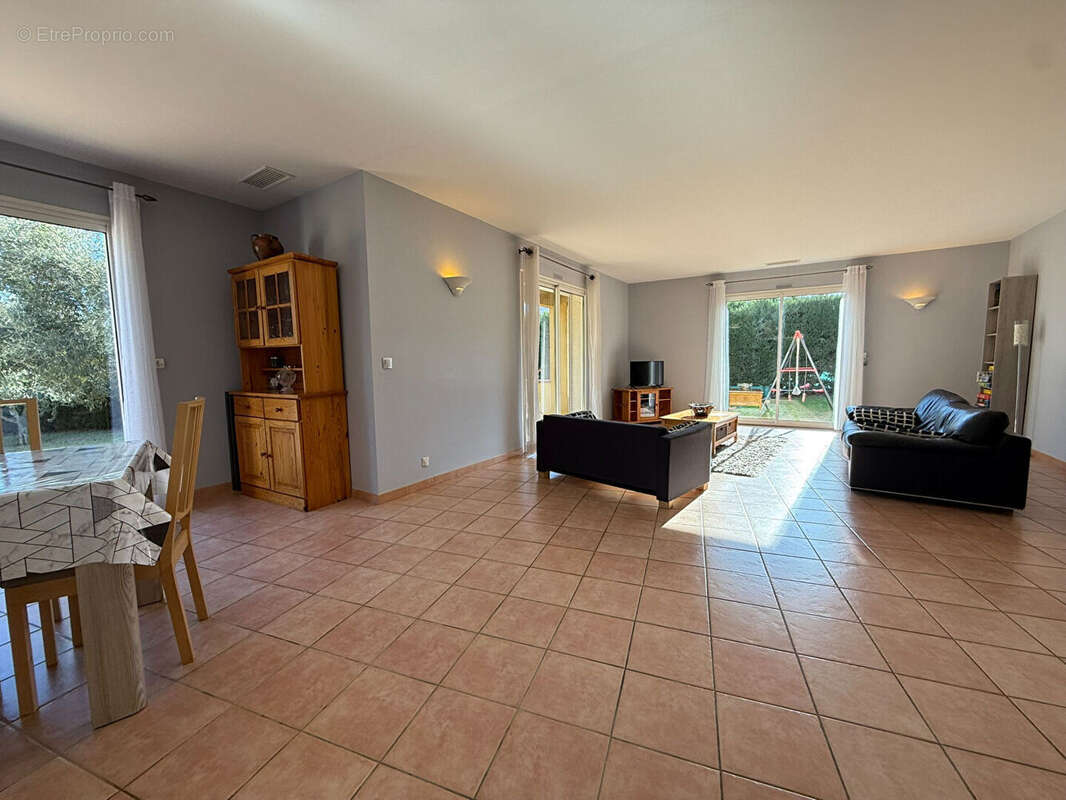 Maison plain-pied Montlegun 190 m² sur vaste terrain arboré avec terrasse et garage indépendant - photo 9