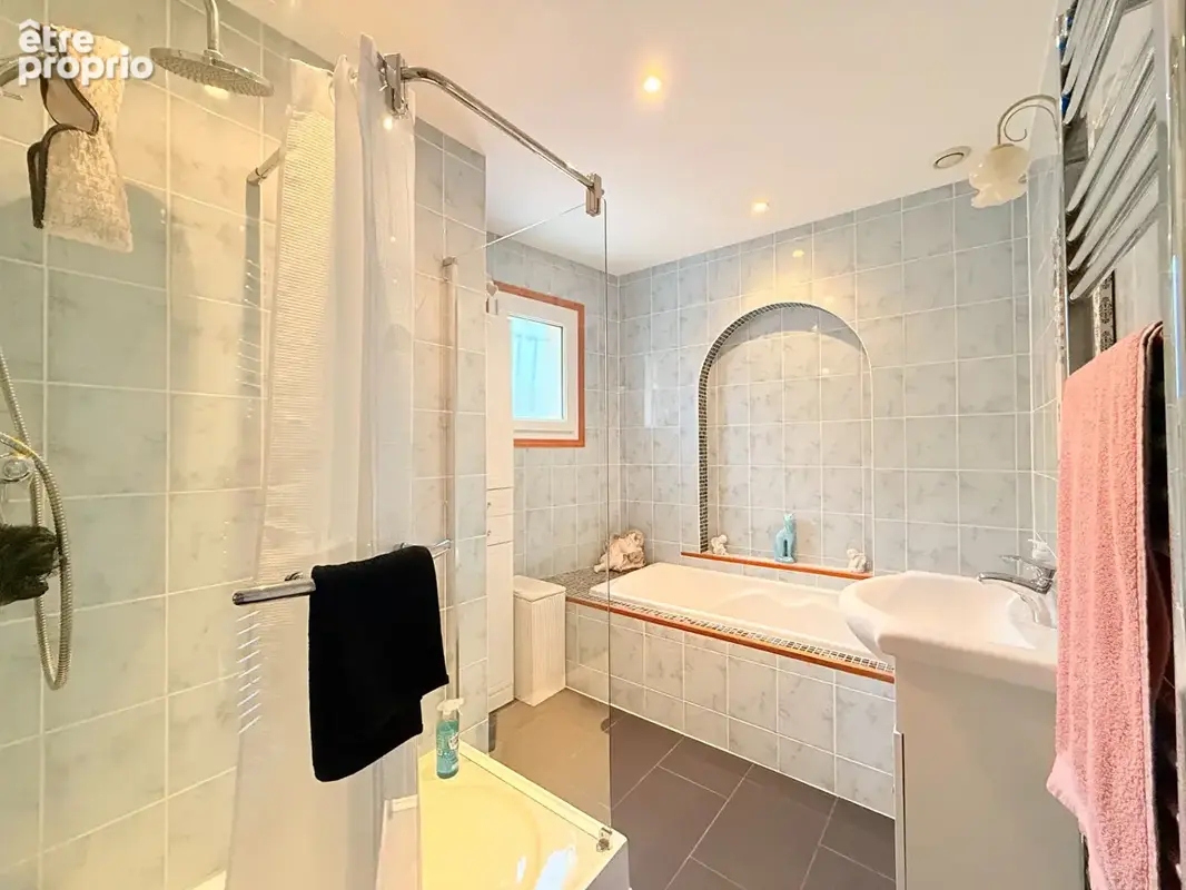 Une maison à partager, chacun chez soi : quatre chambres et deux espaces de vie avec accès et jardins privatifs - photo 23