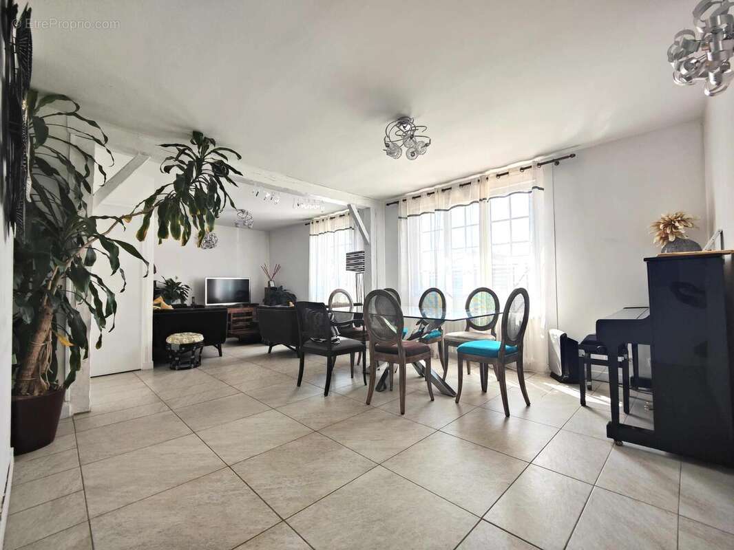 Maison à LES CLAYES-SOUS-BOIS