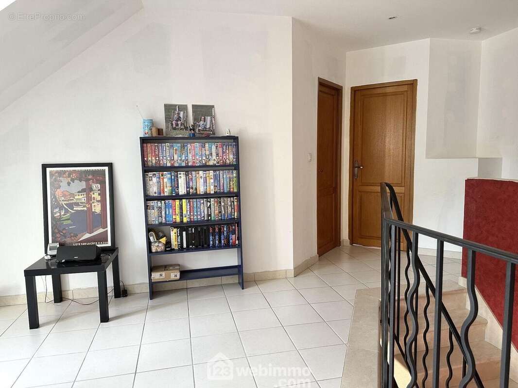 A l&#039;étage, une mezzanine distribue 4 chambres ... - Maison à MAZE