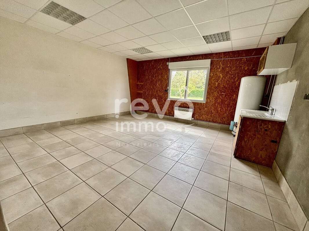 Commerce à LA BREILLE-LES-PINS