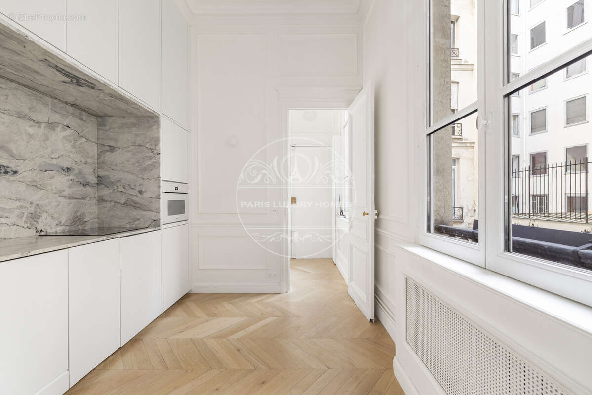 Appartement à PARIS-1E