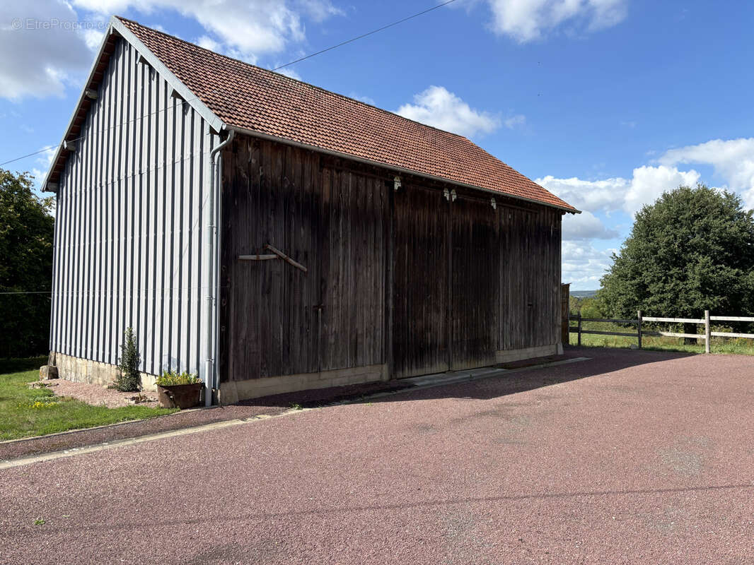 LE MELE SUR SARTHE - Ancien corps de ferme avec dépendances et 2 hectares de prairie - photo 3