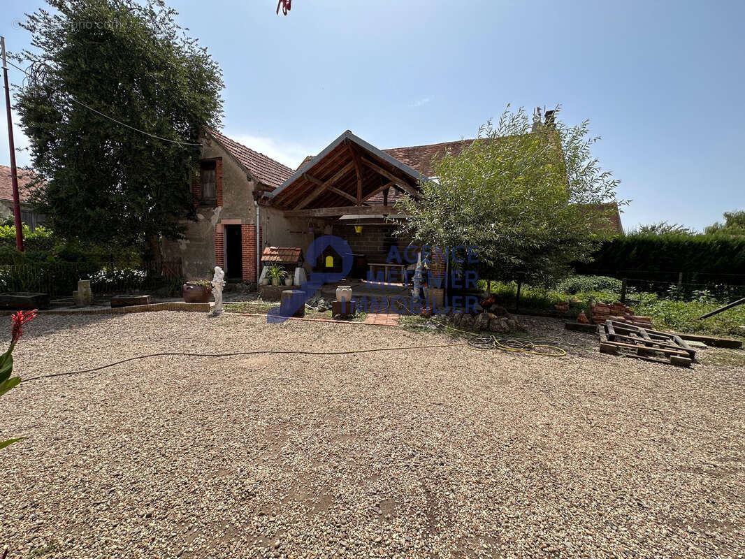 Maison de bourg avec dépendances et beau terrain à Paray-sous-Briailles   Fort potentiel - photo 2