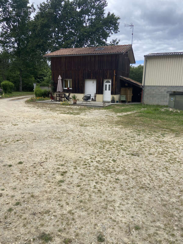 Propriété sur 1Ha 10a 55ca, maison ancienne et séchoir aménagé avec dépendances - photo 4