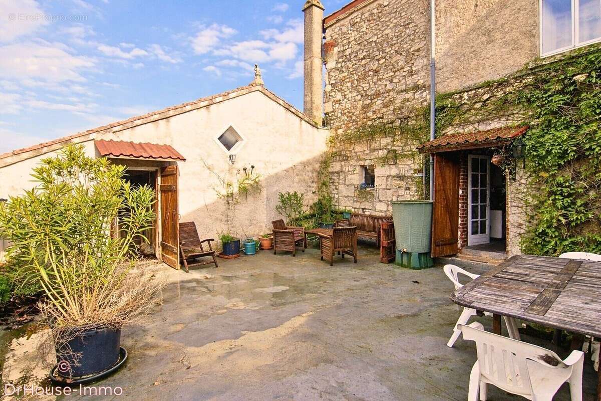 Maison à PUYLAROQUE