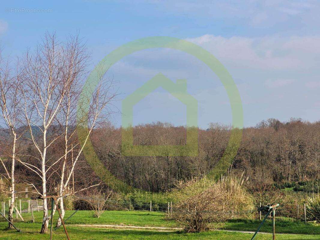 Terrain à SAINT-BONNET-SUR-GIRONDE