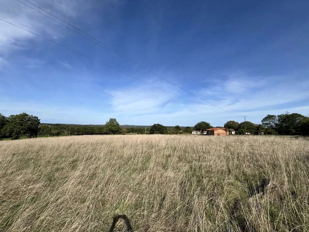 Terrain constructible avec vue dégagée à 200 m du centre de Roquecor - photo 3