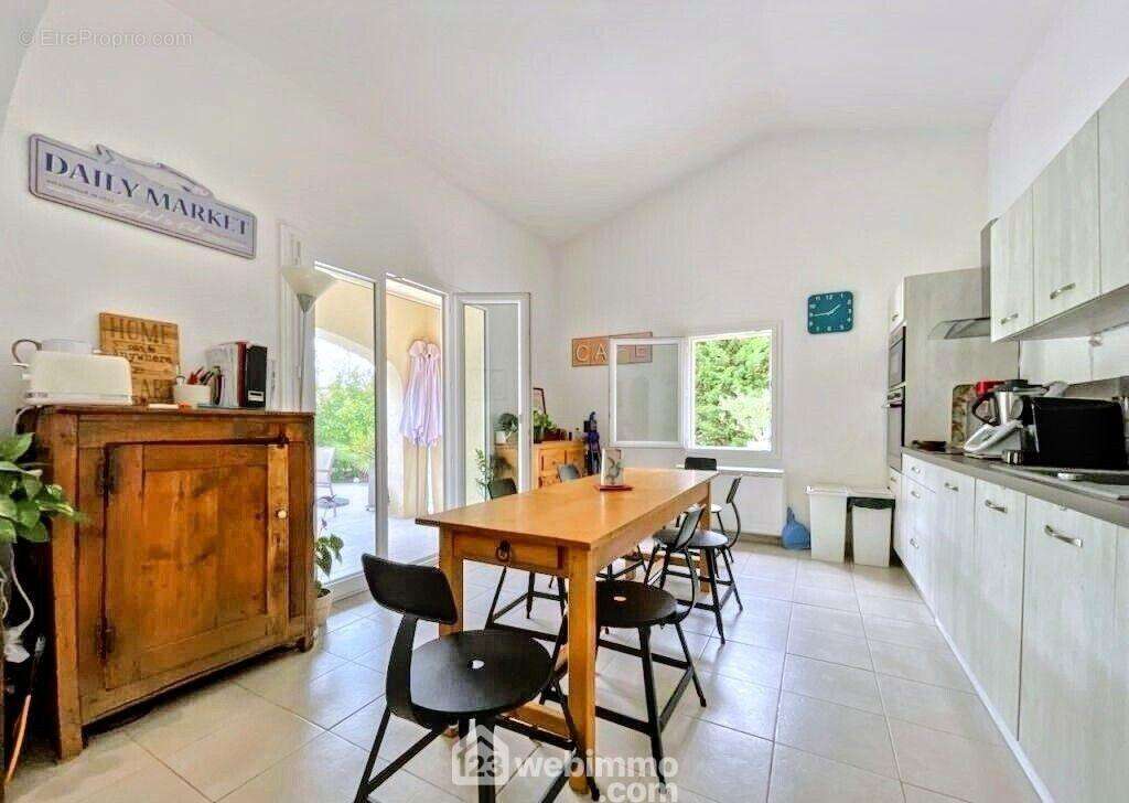 Cuisine fonctionnelle avec espace repas, donnant directement sur l?extérieur pour vos repas en terrasse. - Maison à SAINTE-MAXIME
