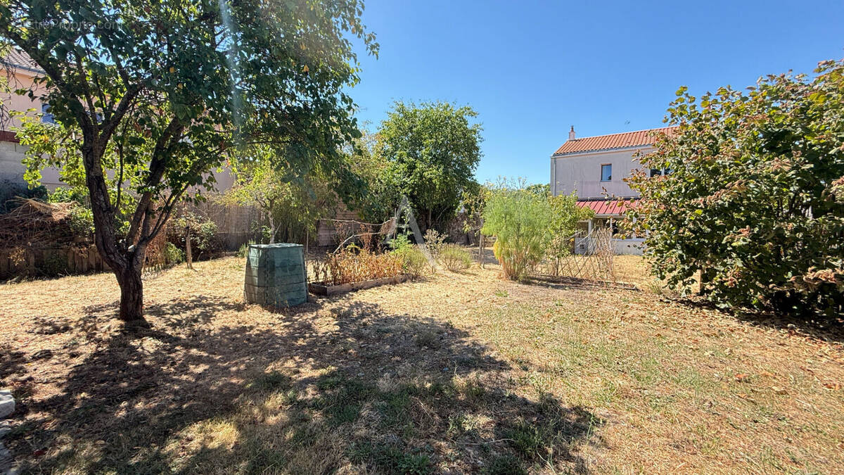 Maison à LA CHAIZE-LE-VICOMTE