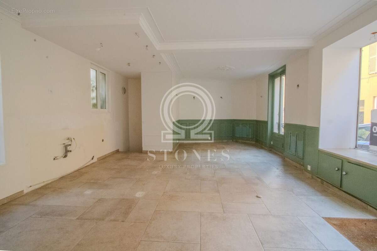 Commerce 83 m² à Marly-Le-Roi  - photo 2