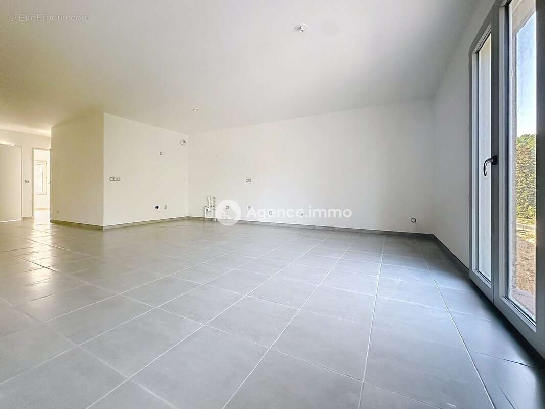 Appartement à FLASSANS-SUR-ISSOLE