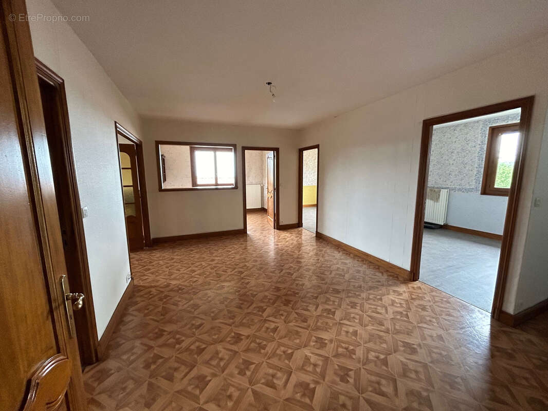 Maison à vendre dans le village de Saint-Bonnet-Le-Froid avec terrain et garage. - photo 8