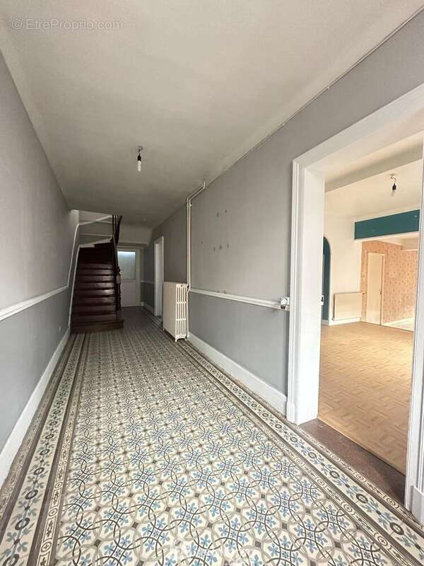 Une vaste entrée de 16 m² distribue ...