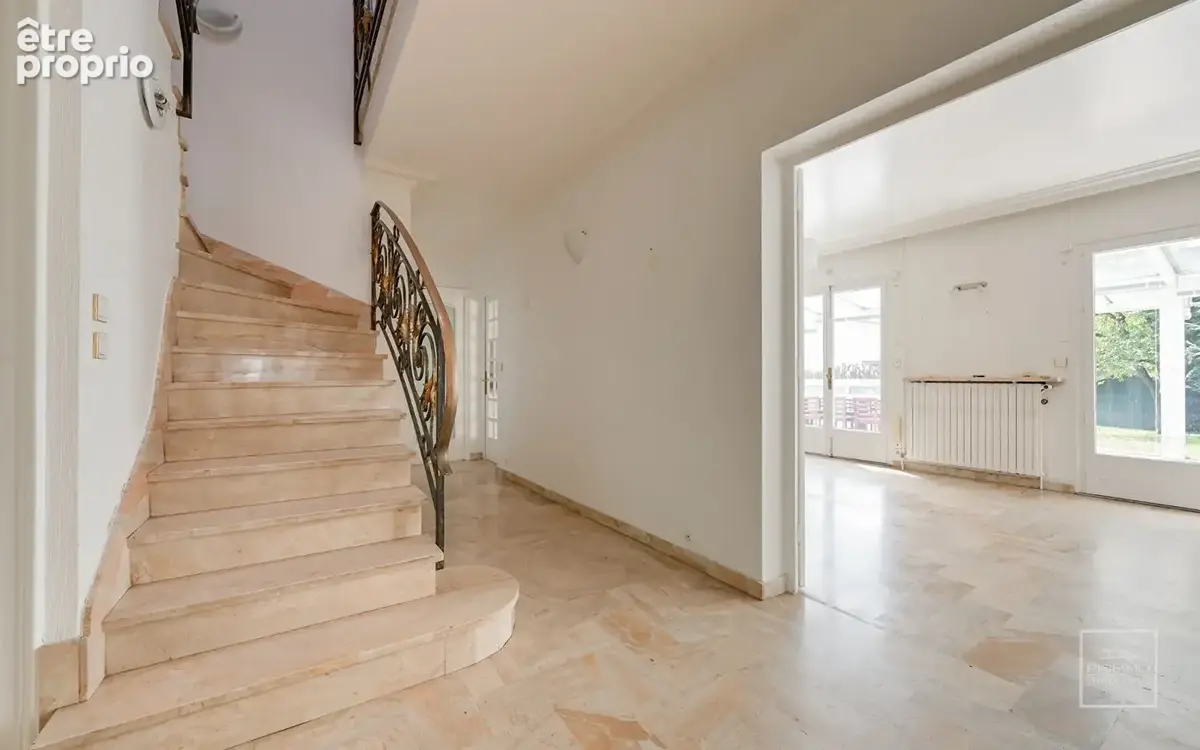 Champagne au Mont d'or - Maison avec dépendances idéale artisan ou activité mixte - photo 2