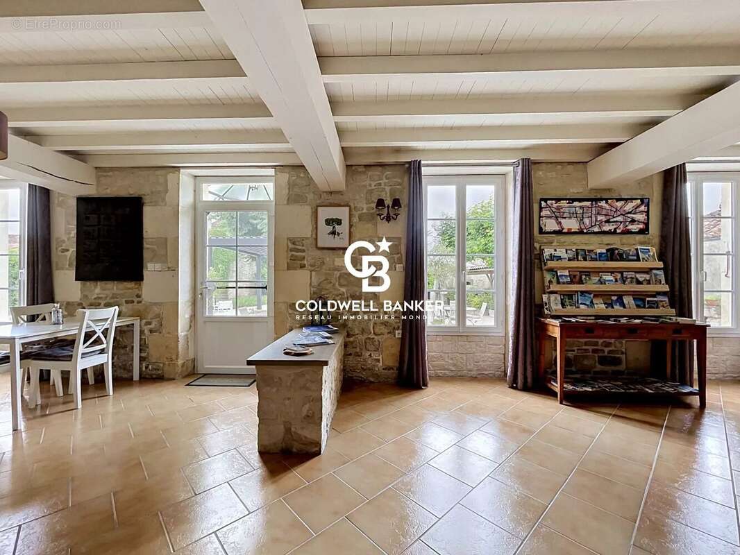 Maison familiale de belles prestations avec jardin et piscine à Aumagne - photo 14
