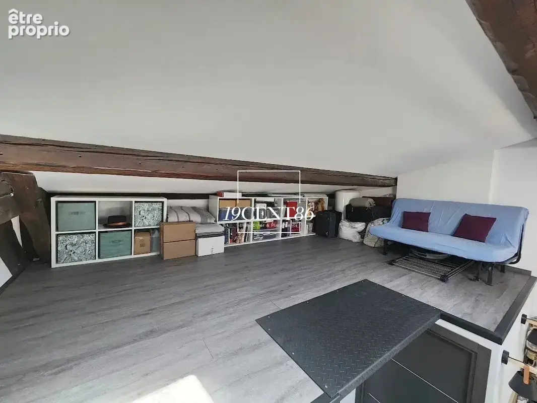 Trevoux - au dernier etage d'un chateau, appartement renove avec cave - photo 9
