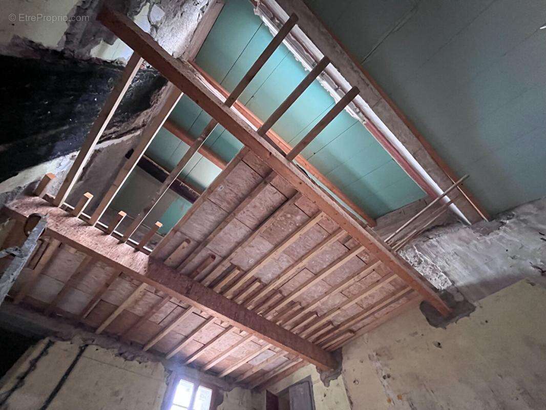 Immeuble de rapport de 200 m² environs à rénover pouvant être aménagé en deux appartements et un local - photo 8