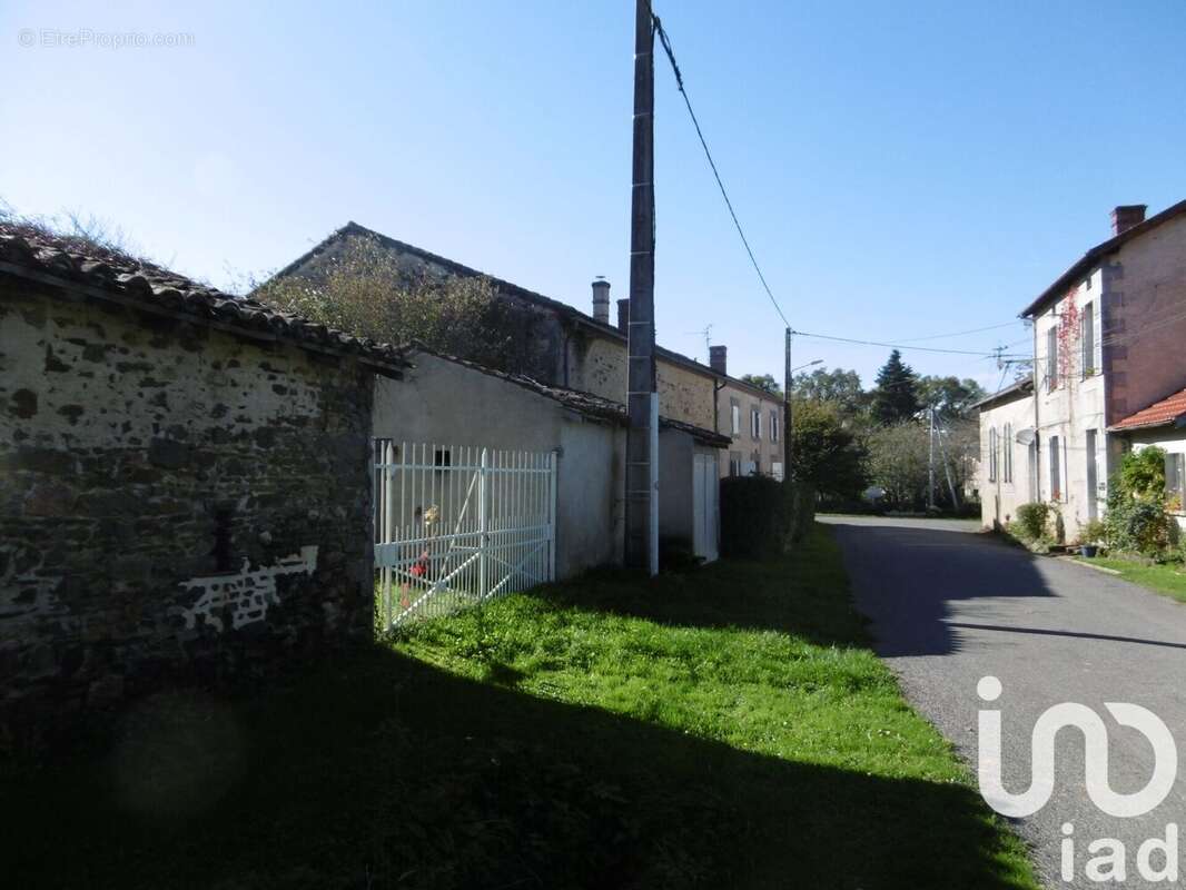 Photo 2 - Maison à BUSSIERE-POITEVINE