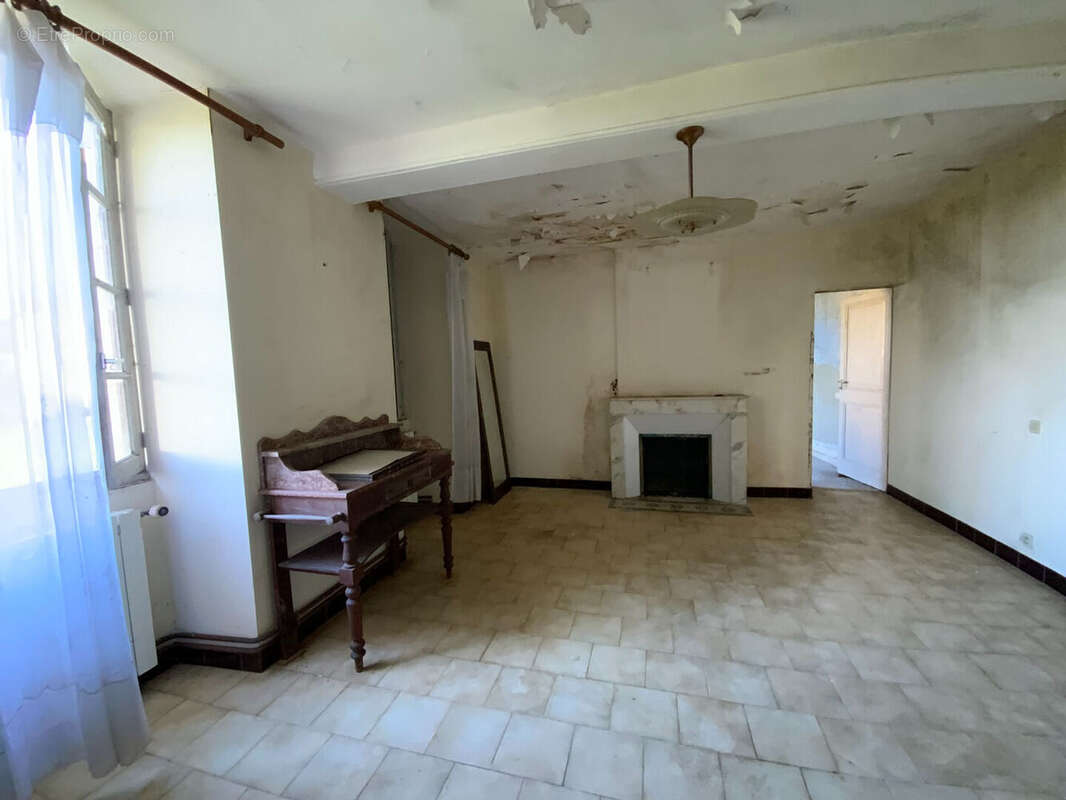 Maison à NIEUL-LE-VIROUIL