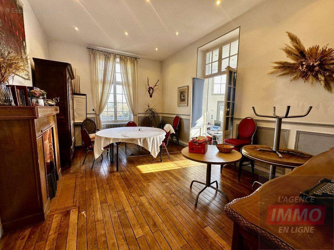 Maison 680 m² à Pontoise  - photo 6