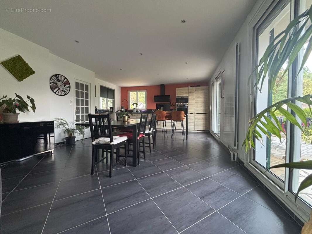 Maison 91 m² à Saint-Germain-Les-Corbeil  - photo 2