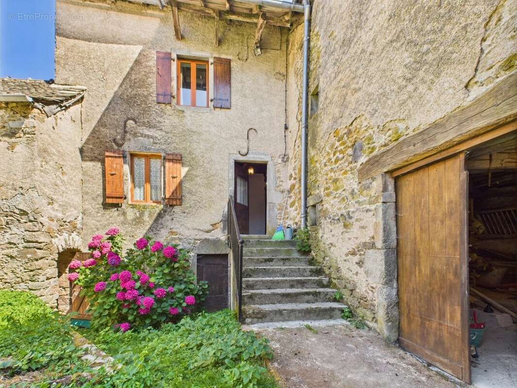 Charmante maison en pierre avec jardin, vue et grand potentiel - photo 2
