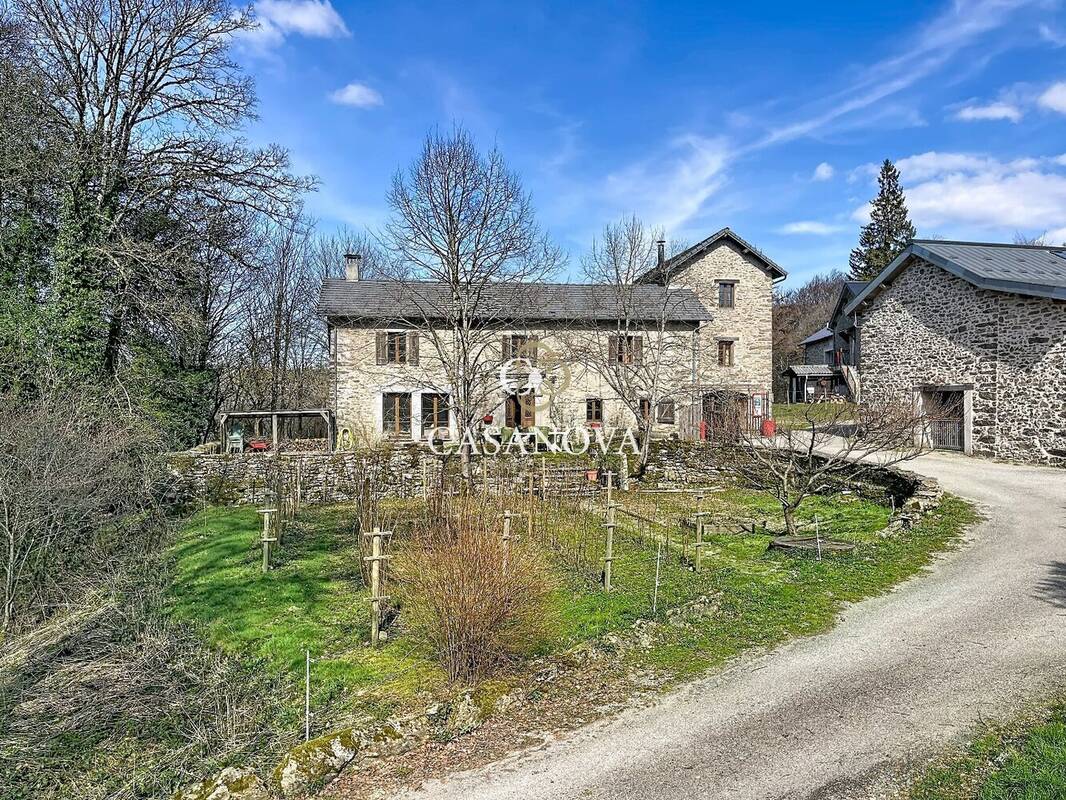 Domaine touristique avec gîtes et salle de réception sur 4 hectares dans les Hauts Cantons de l'Hérault - photo 1