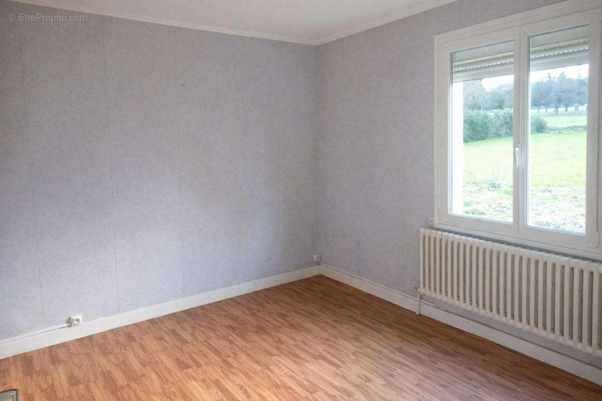 Maison à LA BAZOGE-MONTPINCON