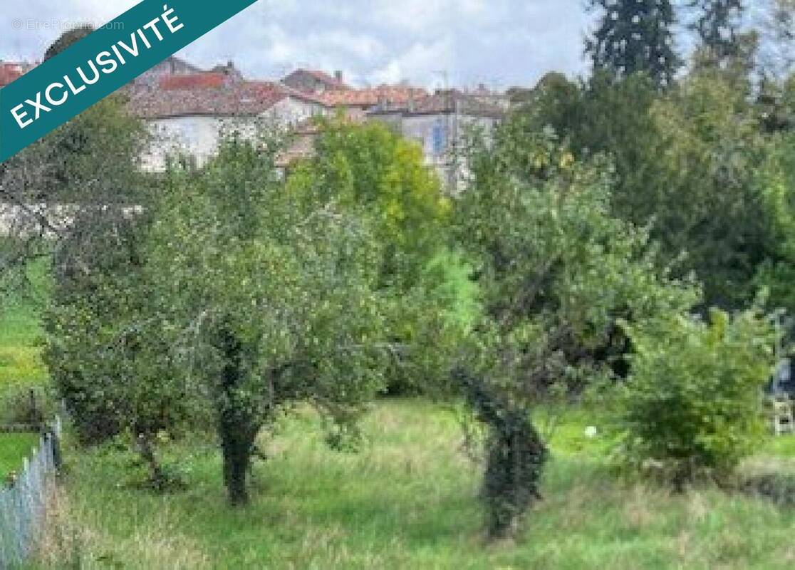 Photo 1 - Parking à DIGNAC