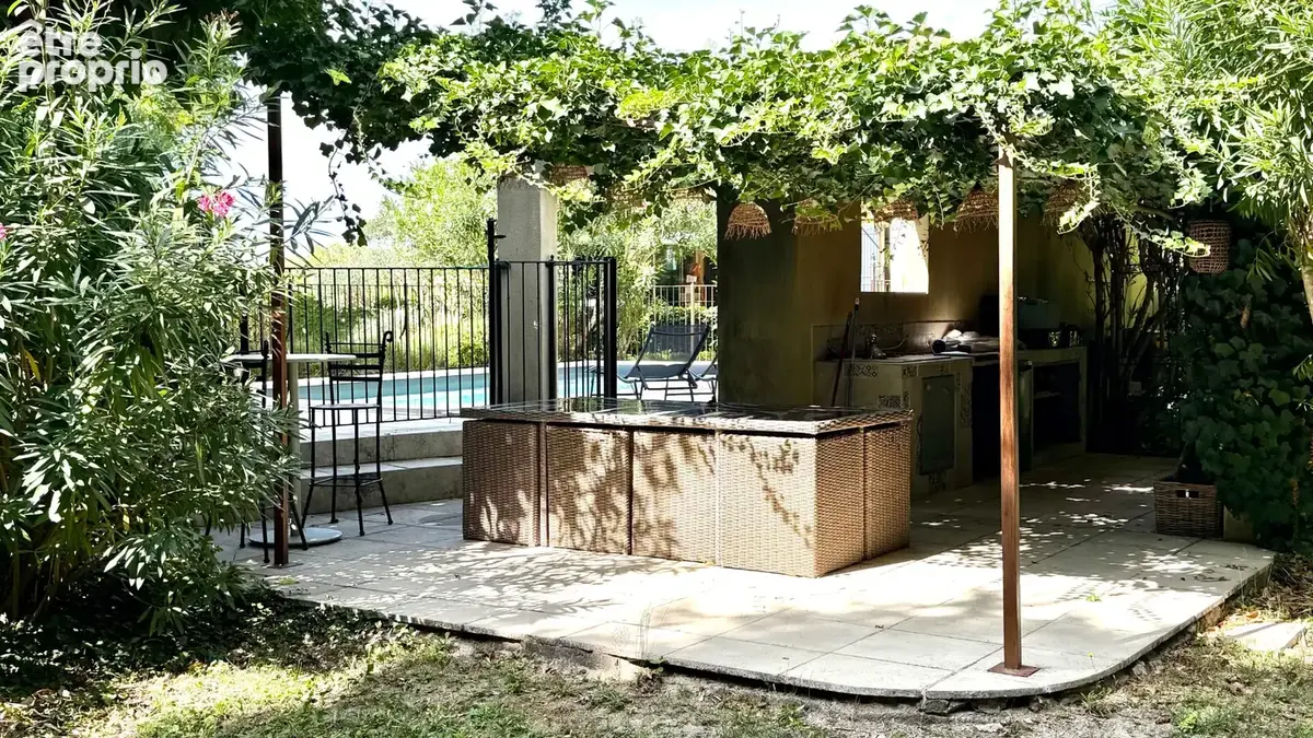 Villa avec piscine sur 2700 m² de jardin, clos, arboré et paysagé. - photo 15