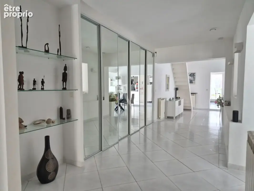 Villeveyrac : Élégante villa de plain-pied -210 m² de surface au sol - Charme méditerranéen avec piscine - photo 5