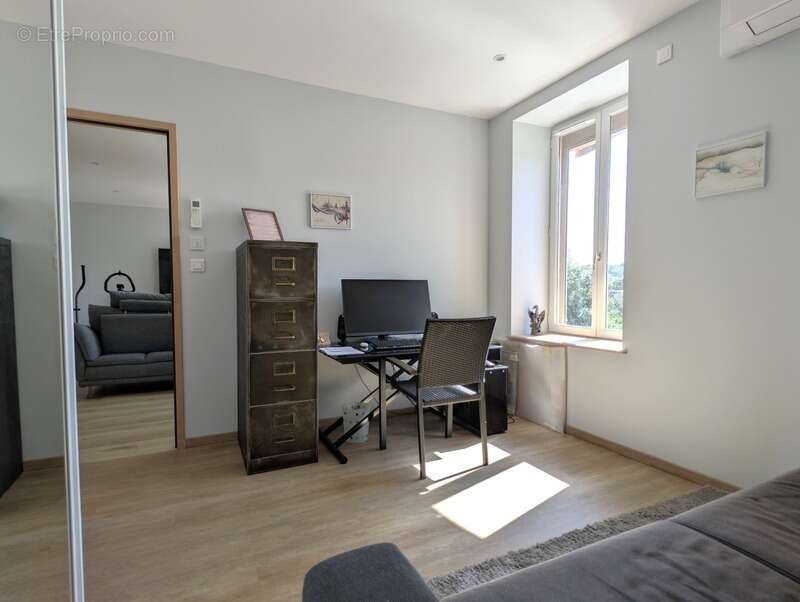 Appartement à COURS-LA-VILLE