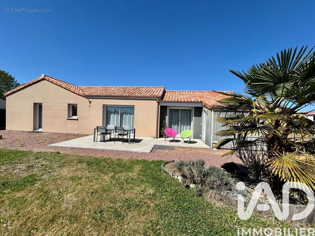 Maison 118 m² à Bournand  - photo 2