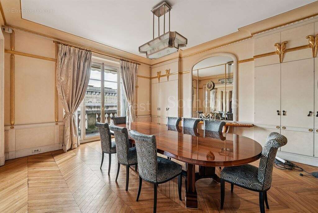 Appartement à PARIS-16E