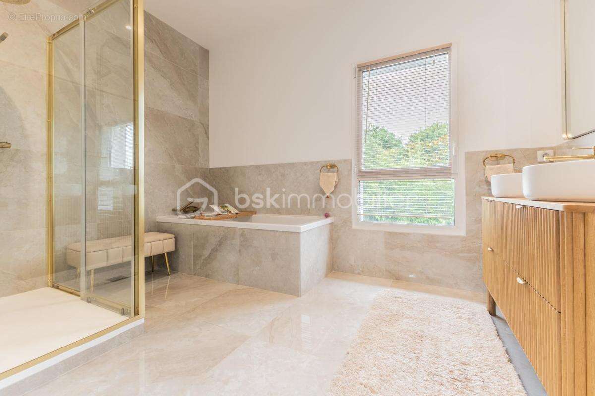 BIARRITZ – Élégante villa familiale rénovée 5 chambres - jardin ombragé  et jacuzzi - photo 15