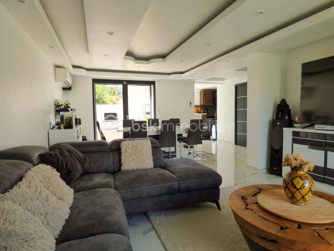 Maison à LE MUY